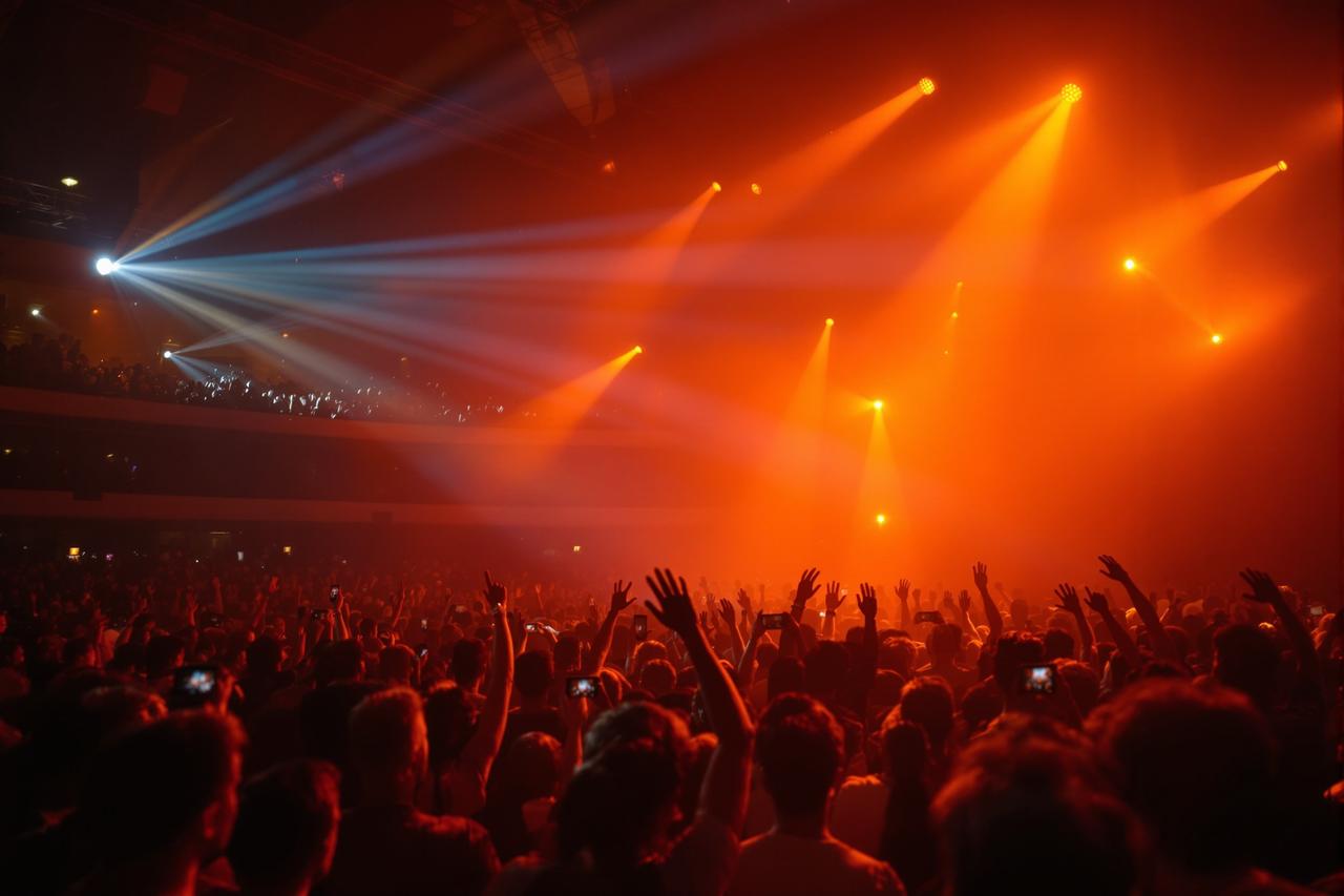 成人电影影迷见面会圆满举行，万名粉丝热情参与